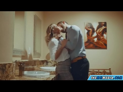 ❤️ Xa i-blonde ene-busty ikuhenda kwindlu yangasese yoluntu ️❌  kuthi  ️❤
